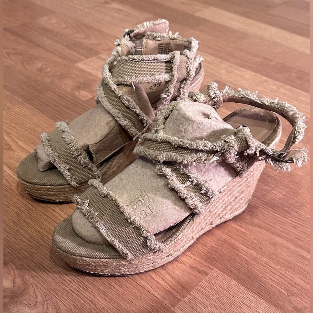 Vintage Candie’s Kaki Platform Sling Back 8.5